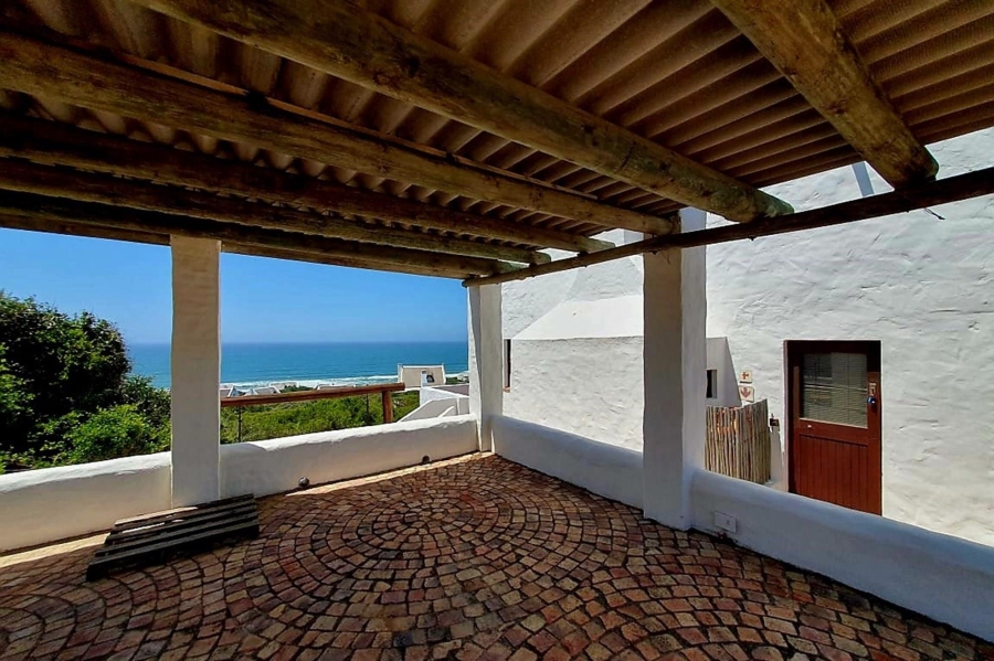 5 Bedroom Property for Sale in Boggomsbaai Western Cape